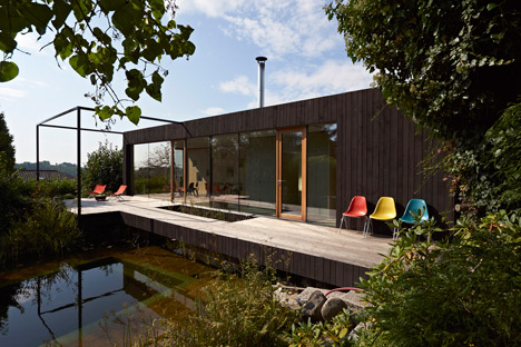 House at the pond by Hammerschmid Pachl Seebacher Architekten