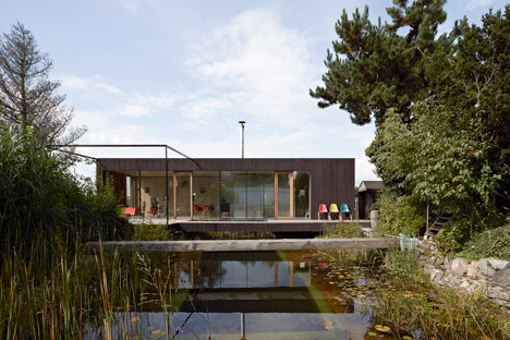 House at the pond by Hammerschmid Pachl Seebacher Architekten