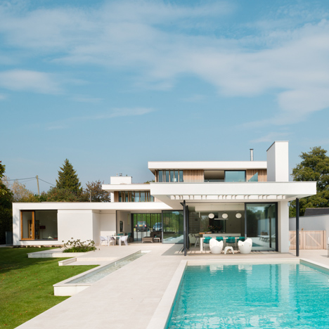 Selencky Parsons designs glass and white concrete house in Oxfordshire