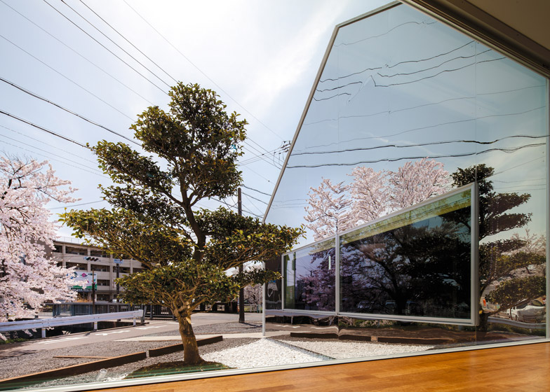 Bandesign clad the gables of a Japanese cafe in mirrors