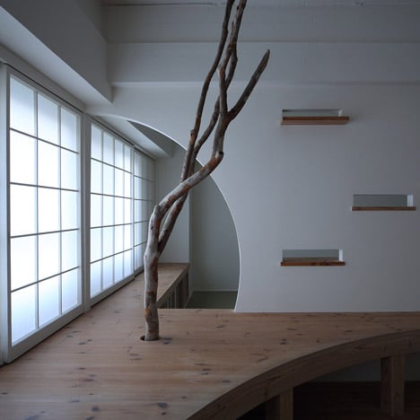 Nano Architects remodels 1960s apartment in Japan with curved and letterbox-shaped openings