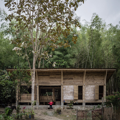 Low-cost house by Enrique Mora Alvarado built using rainforest wood and bamboo