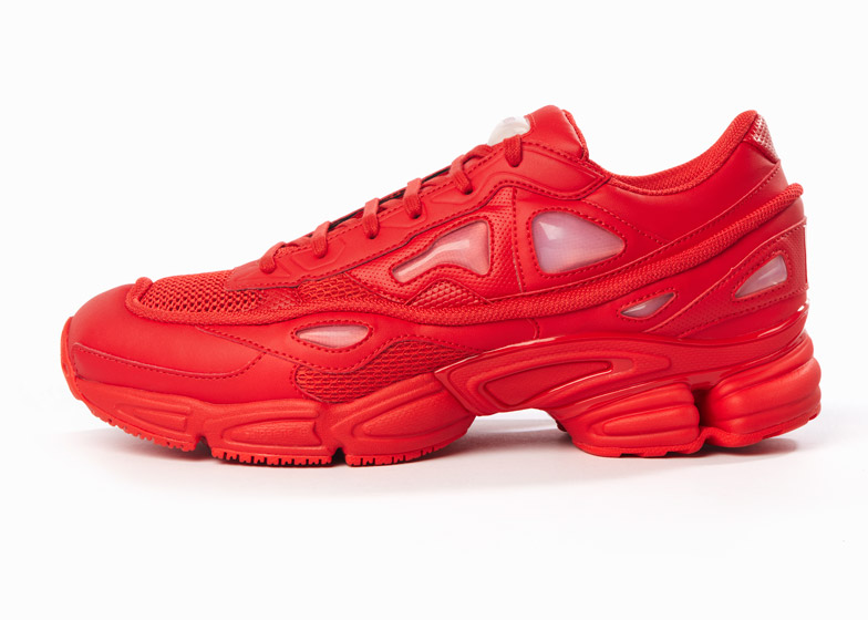 Decorativo querido Preescolar Raf Simons' trainers for Adidas based on vintage space suits