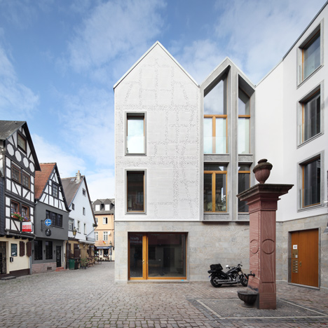 Franken Architekten engraves ghost timbers into facade of Frankfurt house 