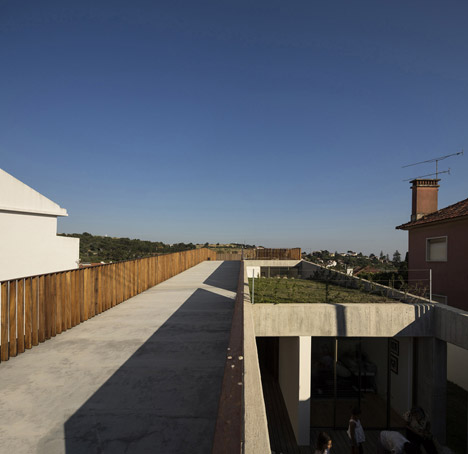 House in Caxias by António Costa Lima Arquitectos
