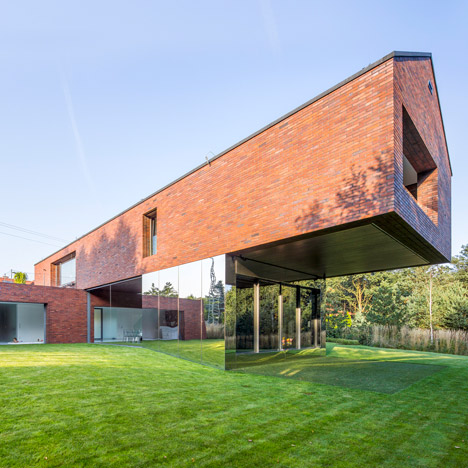 Ten homes with dramatic cantilevers