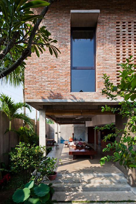 Tropical Suburb House by MM Architects