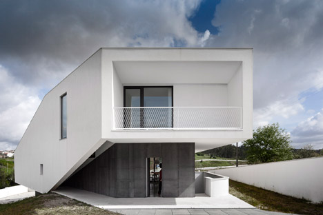 Vidigal House by Contaminar Arquitectos