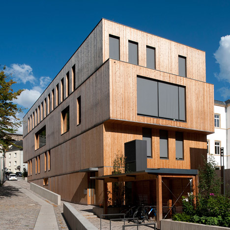 Steinmetzdemeyer stacks wooden blocks to form low-energy office building