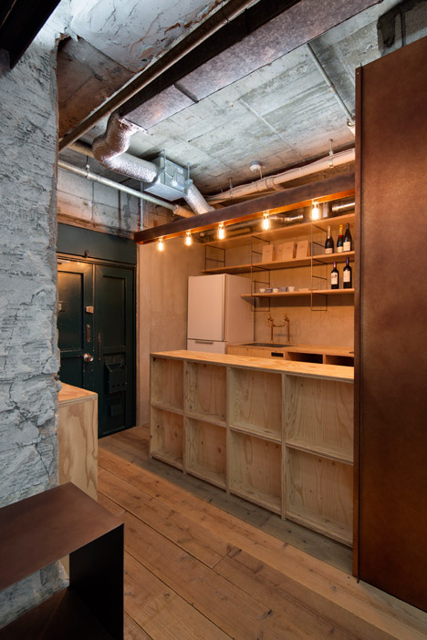 Gợi ý thiết kế văn phòng phối hợp chất liệu bê tông, thép và gỗ tái chế