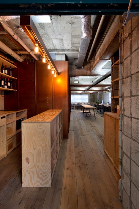 Gợi ý thiết kế văn phòng phối hợp chất liệu bê tông, thép và gỗ tái chế