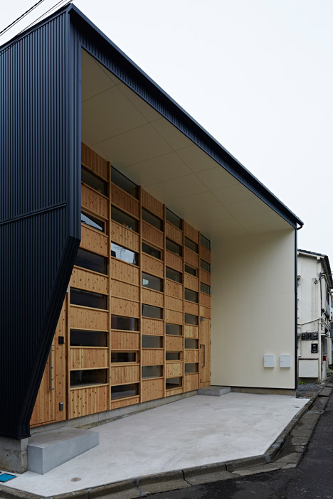 Checkered-house-by-Takeshi-Shikauchi-Architects-bb_dezeen_468_0.jpg