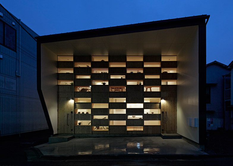 Checkered-house-by-Takeshi-Shikauchi-Architects-bb_dezeen_784_3.jpg