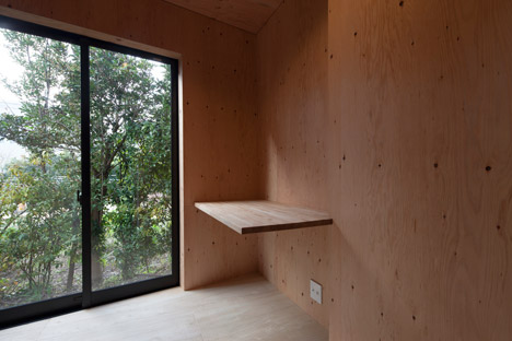 Fly out house by Tatsuyuki Takagi Architects