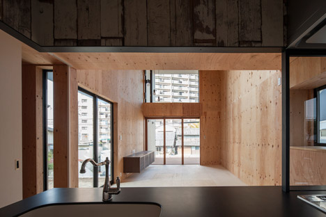 Fly out house by Tatsuyuki Takagi Architects