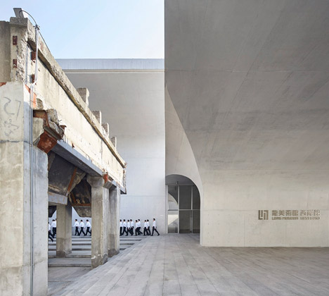 Long Museum West Bund by Deshaus photographed by Hufton + Crow