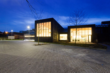Public Library in Zoersel by OMGEVING