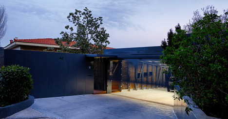 Suspended garage by Hiboux Architecture