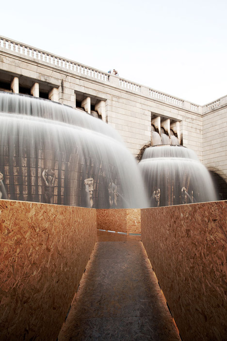 Lisbon Falls installation by Marcelo Dantas at Lisbon's Fonte Luminosa