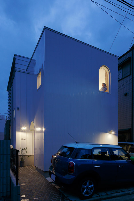 House in Tama-plaza by Takushu ARAI Architects