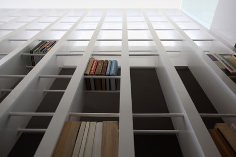 Stair-bookcase by Tamir Addadi Architecture