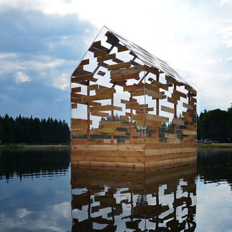 Walden Raft is a cabin offering seclusion in the middle of a French lake