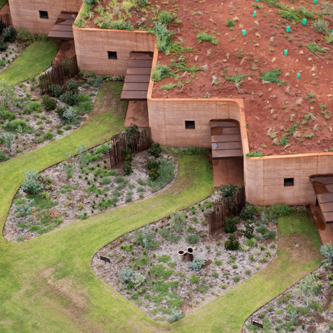 Luigi Rosselli  constructs ranch housing behind "longest rammed-earth wall in Australia"