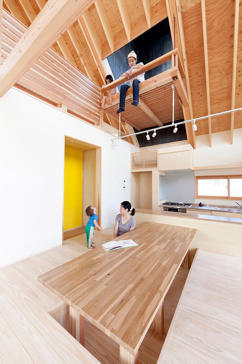 Gabled roof Kawagoe by Tailored Design Lab