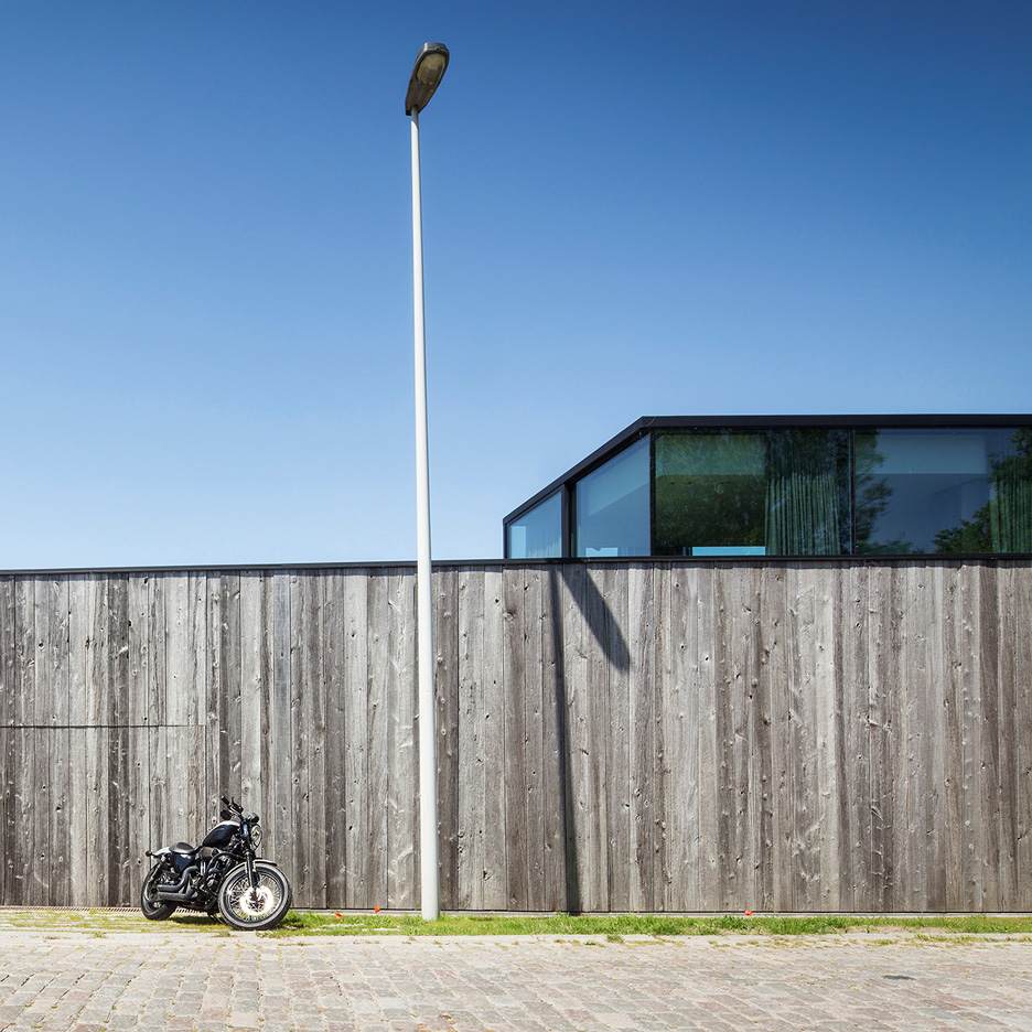 Govaert & Vanhoutte's House Graafjansdijk features fence-like walls and glazed living spaces