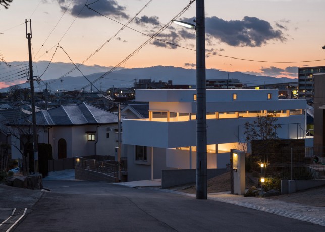 Tato Architects Divides House Into Offset Horizontal Volumes