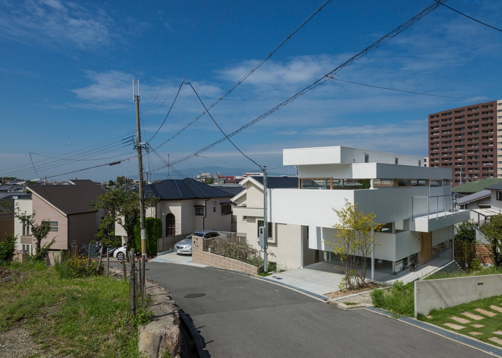 Tato Architects Divides House Into Offset Horizontal Volumes