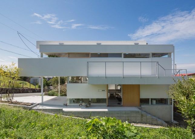 Tato Architects Divides House Into Offset Horizontal Volumes