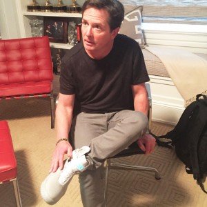 equipaje Persona a cargo del juego deportivo pedestal Michael J Fox tries on first pair of Back to the Future Nike shoes