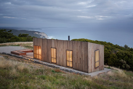 Moonlight Cabin by Jackson Clements Burrows Architects
