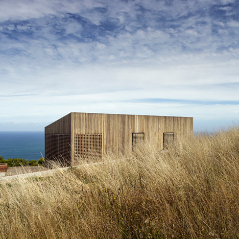 Moonlight Cabin by Jackson Clements Burrows Architects