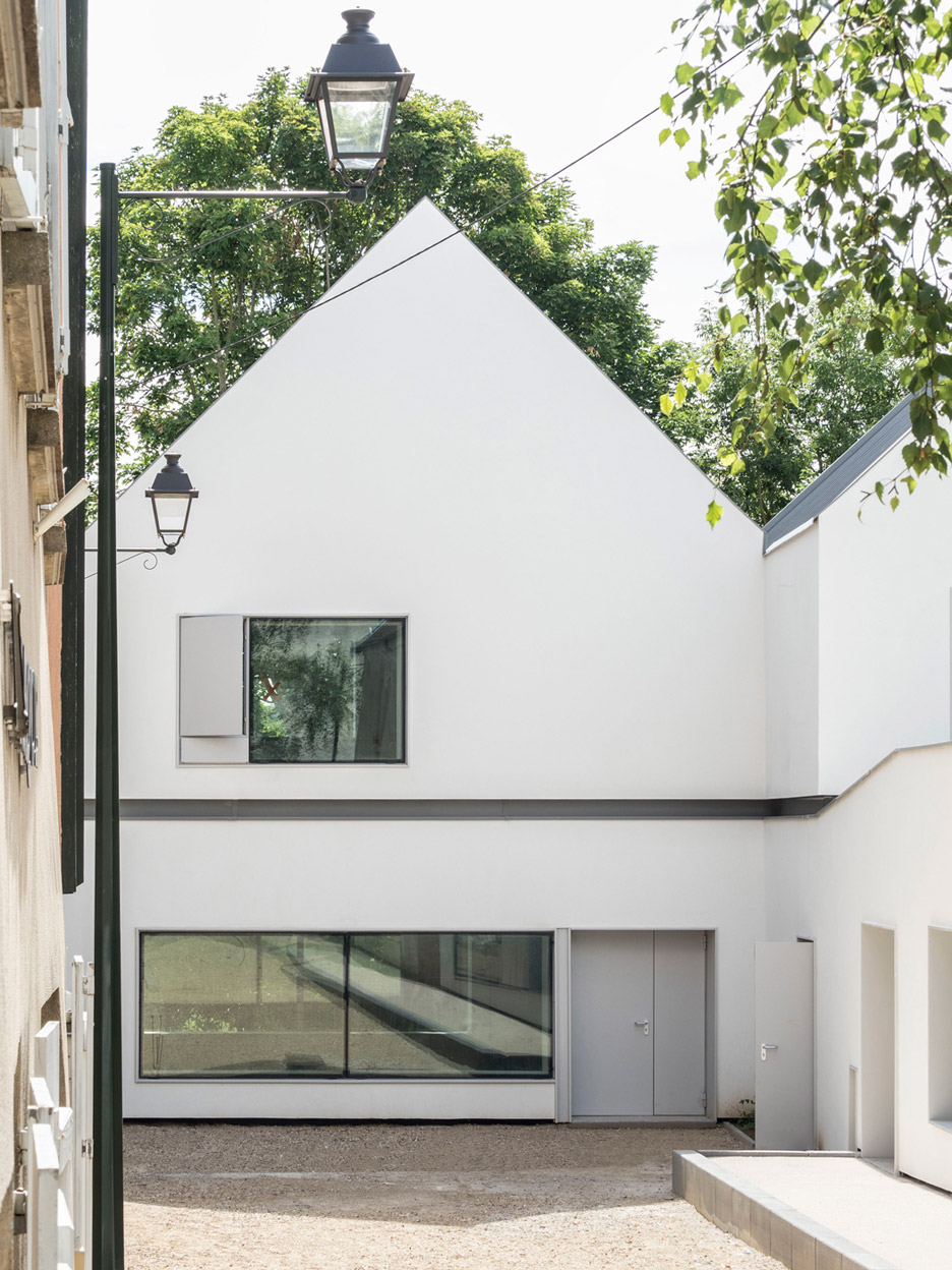 Helderly Hall in Bievres by Marchi Architectes