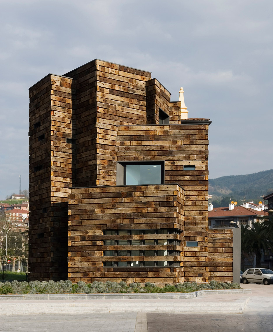 Library extension in Azkoitia by Estudio Beldarrain