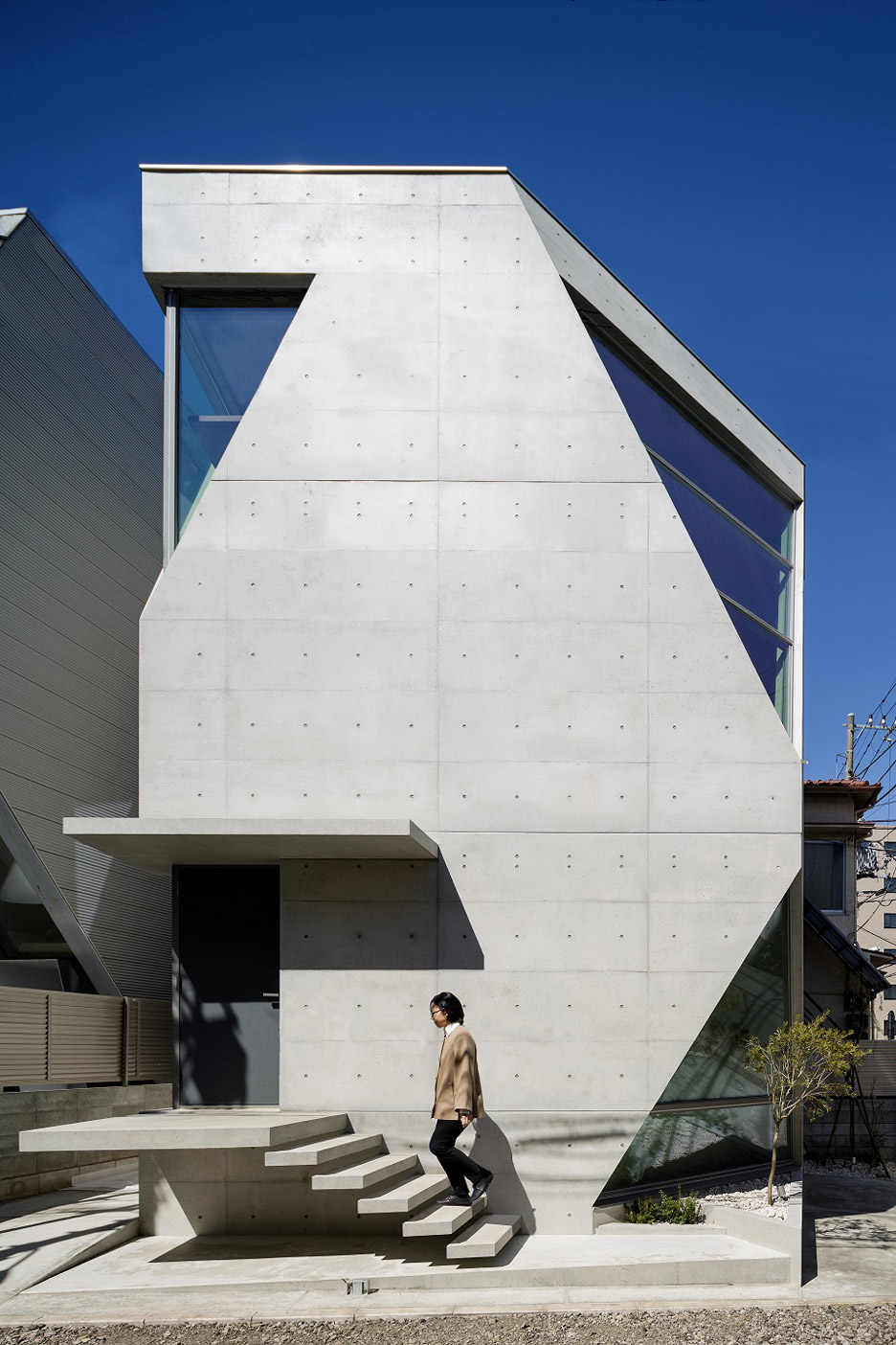 R · torso · C house in Tokyo by Atelier Tekuto