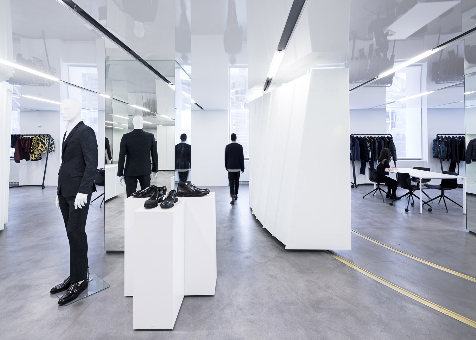 Asser Bedelen Minister SO-IL creates light-filled Manhattan showroom for Versace