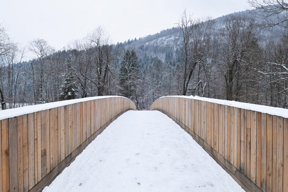 Wooden footbridge by DANS architects