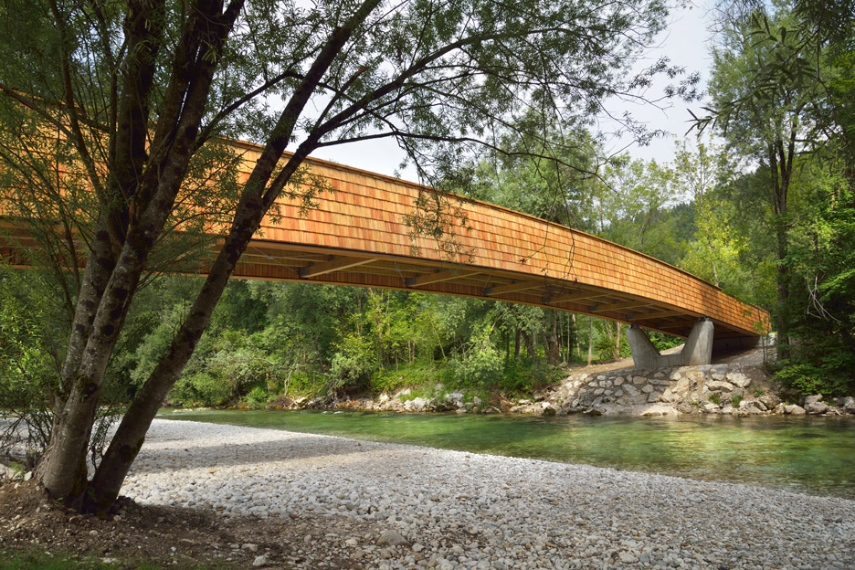 Wooden footbridge by DANS architects