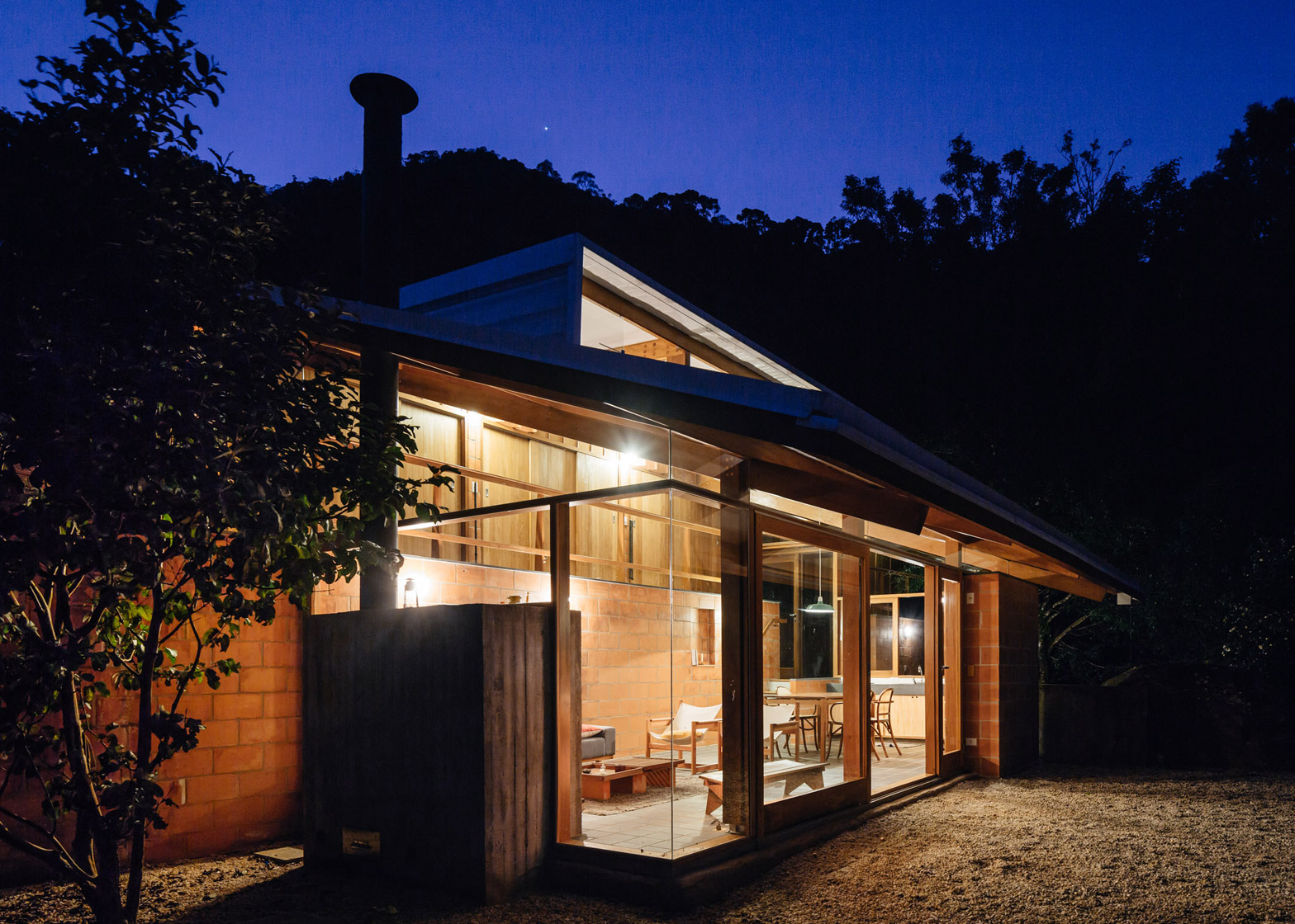 Half-slope House steps into a hillside in rural Brazil