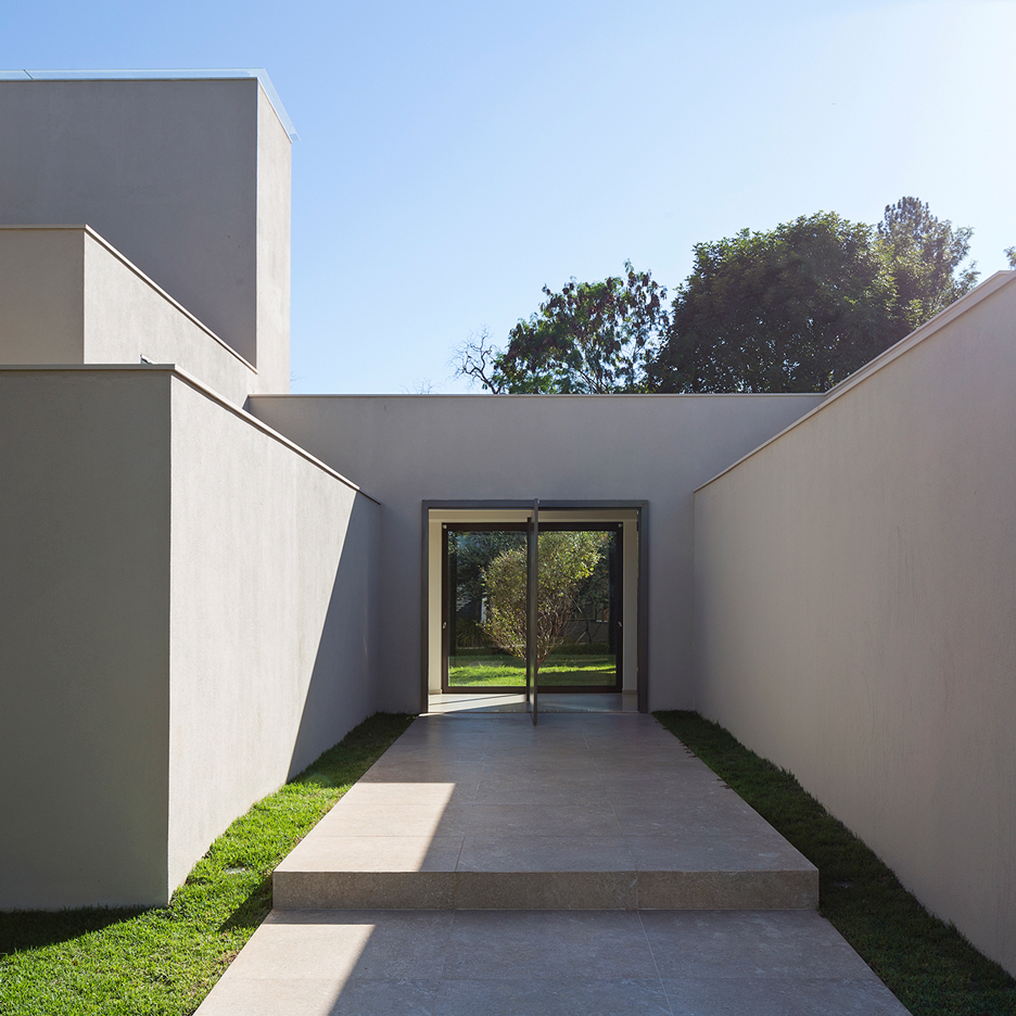 Bloco Arquitetos bases geometric Brazilian home on a classic Modernist residence