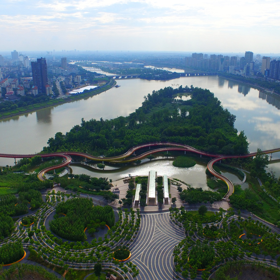 Terraces of plants in Yanweizhou Park "control floods in an ecological way"
