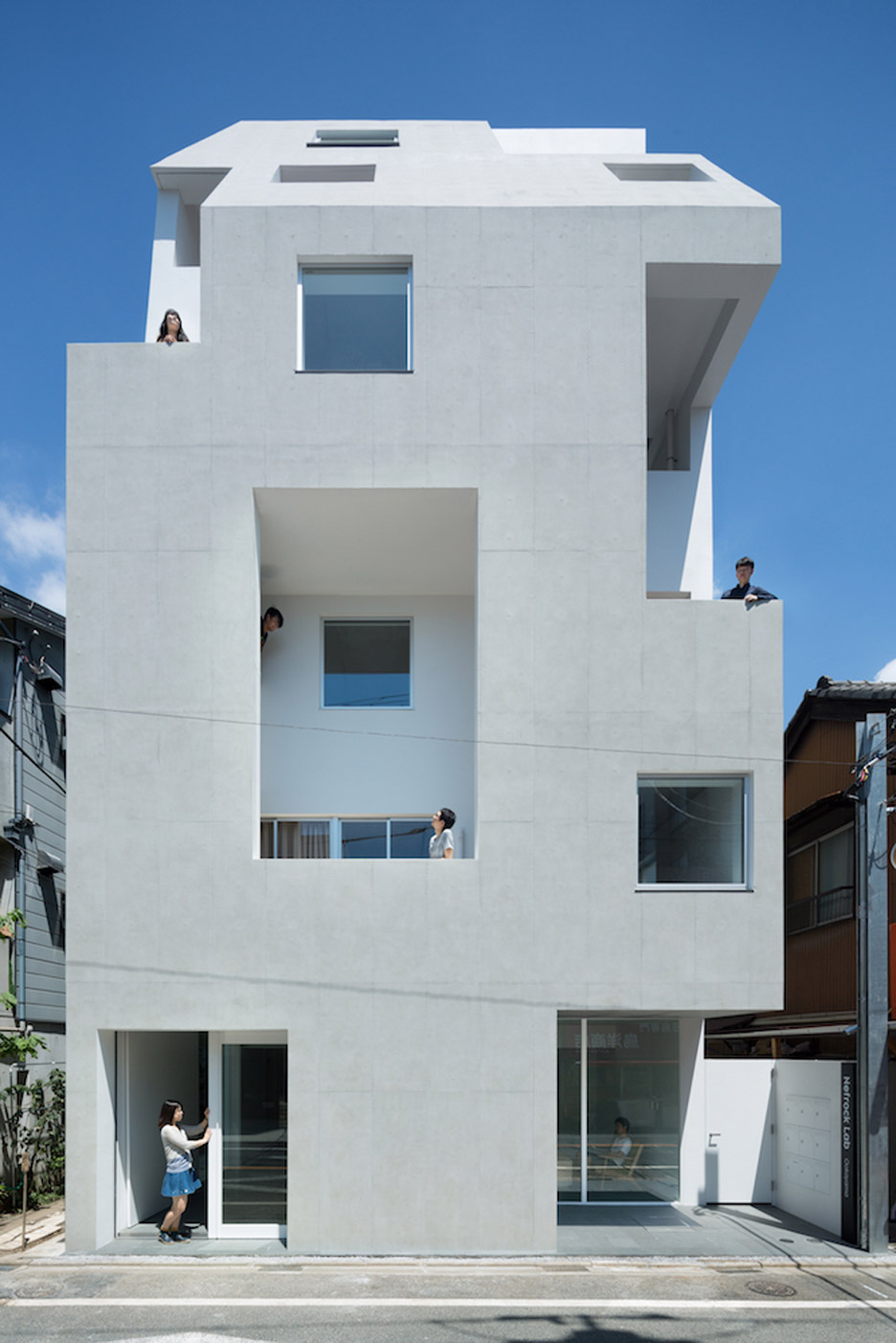 Kitasenzoku Apartment by Tomoyuki Kurokawa Architects