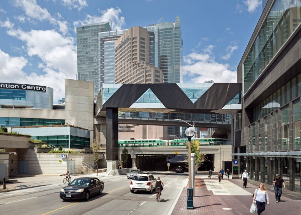 Black And White Bridge Connects To Torontos Convention Centre 1657