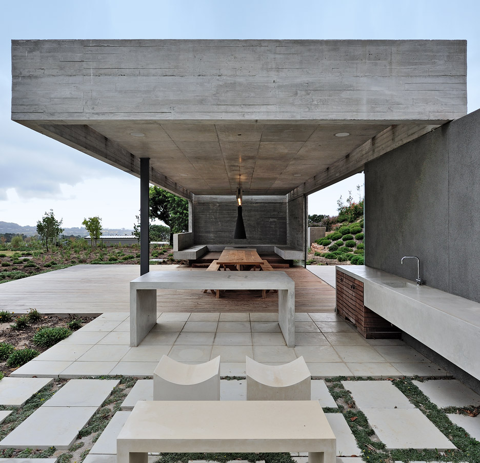 Concrete garden pavilion by Metropolis offers outdoor dining to a Cape Town villa