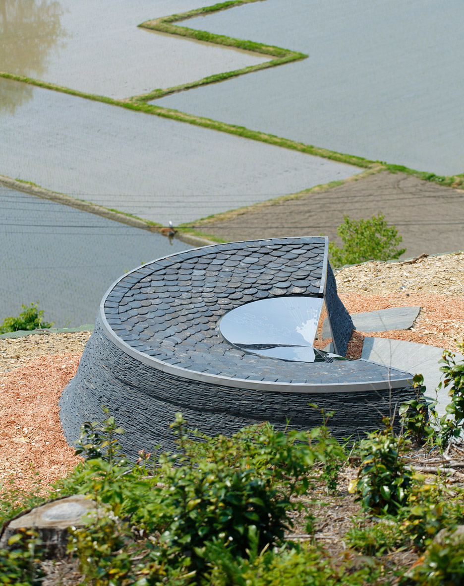 Stone memorial by Koishikawa Architects