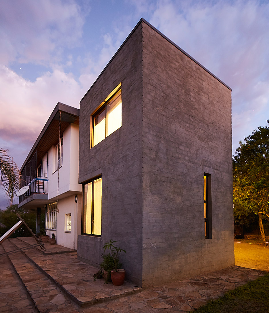 Phillip Lühl uses "bagged concrete bricks" to build two extensions to a Namibia house