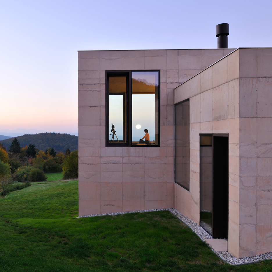 Arhitektura Krušec arranges House on Golo to frame trio of Alpine mountain ranges